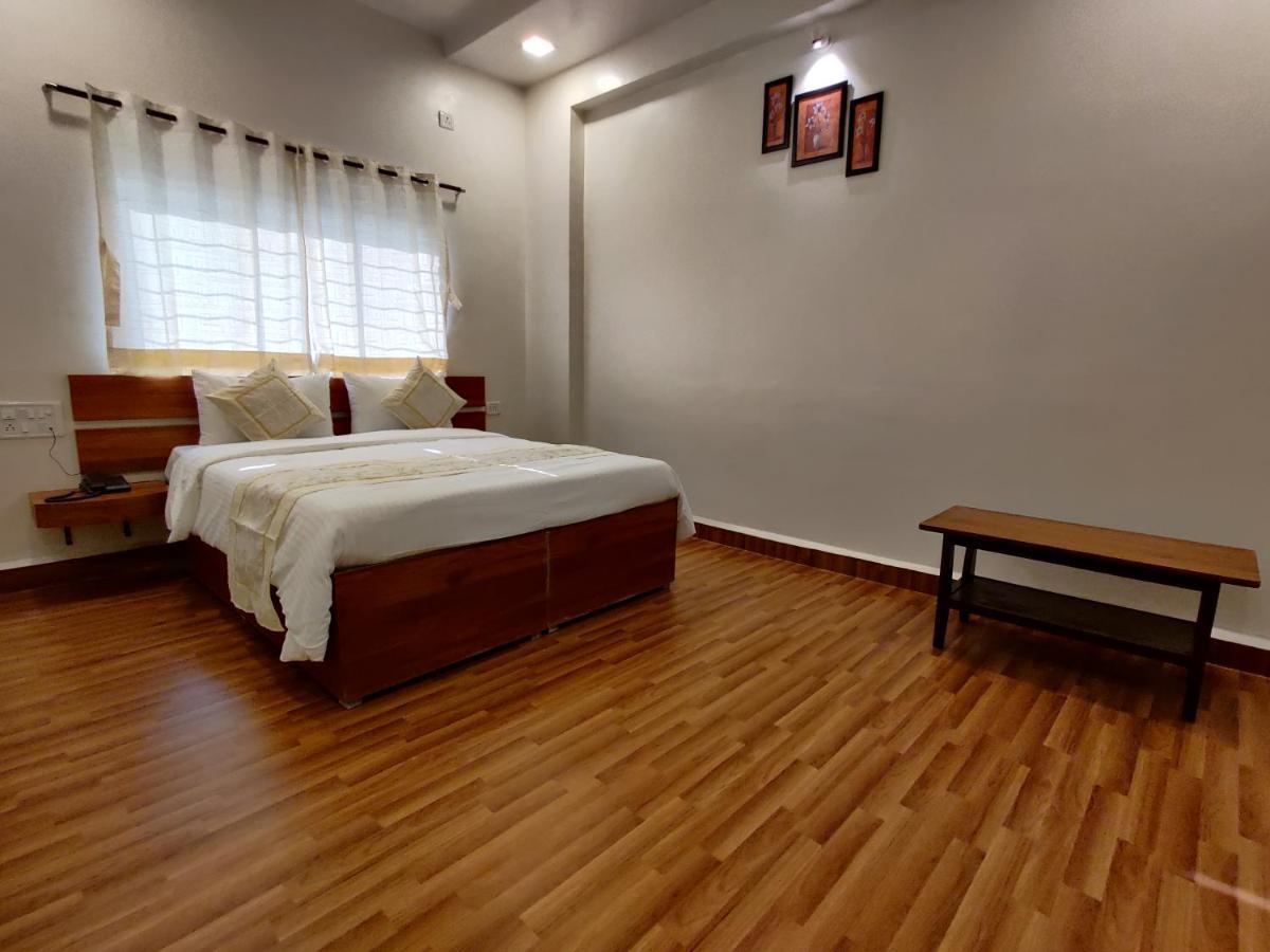 Hotel Surya Grande Kudal  Exterior photo
